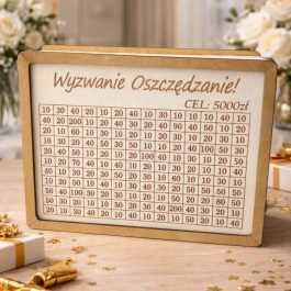 Biała skarbonka wykreślanka 5000 zł z tabelką do oszczędzania, elegancki design naturalna, wymiary 20x15 cm.