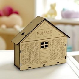Drewniana skarbonka wykreślanka w kształcie domku z grawerowaną tabelą wpłat na cel 3000 zł