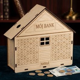 Drewniana skarbonka wykreślanka w kształcie domku z grawerowaną tabelą wpłat na cel 3000 zł