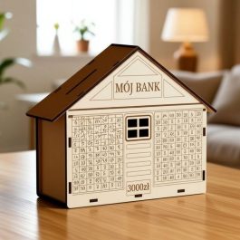 Drewniana skarbonka wykreślanka w kształcie domku z grawerowaną tabelą wpłat na cel 3000 zł