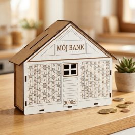 Drewniana skarbonka wykreślanka w kształcie domku z grawerowaną tabelą wpłat na cel 3000 zł
