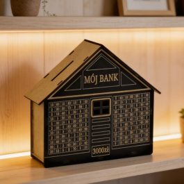 Drewniana skarbonka wykreślanka w kształcie domku z grawerowaną tabelą wpłat na cel 3000 zł