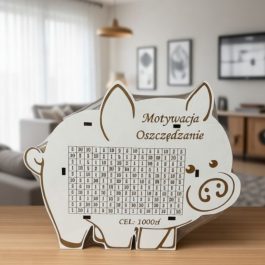 Drewniana skarbonka świnka z grawerowaną tabelą do wykreślania wpłat, cel oszczędnościowy 1000 zł, wykonana z naturalnej płyty HDF.
