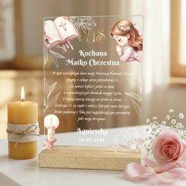 Podziękowania dla chrzestnych. Pamiątka Pierwszej Komunii Świętej z nadrukiem UV. Przezroczysta statuetka akrylowa na drewnianej podstawie. Grafika modlącej się dziewczynki, modlitewnika, symboli IHS i kielicha. Tekst podziękowania dla Ojca Chrzestnego od Maksymiliana (data: 24.05.2026). Zdjęcie w otoczeniu świecy, różowych róż i gipsówki.