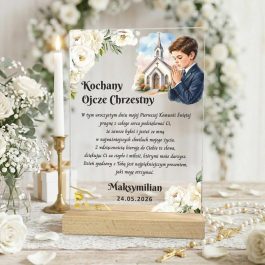 Akrylowe Podziękowanie dla Chrzestnych Komunia Modlący się Chłopiec Pamiątka Pierwszej Komunii Świętej z nadrukiem UV na przezroczystej statuetce akrylowej w drewnianej podstawie. Grafika przedstawia kościół, modlącego się chłopca, piwonie oraz kielich z Hostią.