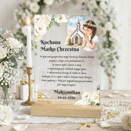 Podziękowanie Komunijne dla Chrzestnych od Dziewczynki Białe Kwiatki MD1774. Akrylowe Podziękowanie dla Chrzestnych Komunia Modląca się dziewczynka Pamiątka Pierwszej Komunii Świętej z nadrukiem UV na przezroczystej statuetce akrylowej w drewnianej podstawie. Grafika przedstawia kościół, modlącej dziewczynki, piwonie oraz kielich z Hostią.