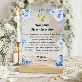 Oryginalne podziękowanie dla chrzestnych. Personalizowana statuetka akrylowa na drewnianej podstawie z niebieskimi kwiatami i złotym gołąbkiem, przedstawiająca podziękowanie dla chrzestnego na Pierwszą Komunię Świętą.