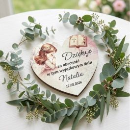 Podziękowania dla gości, Magnes w kształcie serca na Pierwszą Komunię Świętą z motywem modlącej się dziewczynki w wianku, personalizacją dla Natalii i datą 17.05.2026.