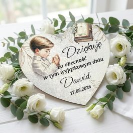 Podziękowania dla gości, Magnes w kształcie serca na Pierwszą Komunię Świętą z motywem modlącego się chłopca w wianku.