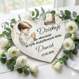Podziękowania dla gości, Magnes w kształcie serca na Pierwszą Komunię Świętą z motywem modlącego się chłopca w wianku.