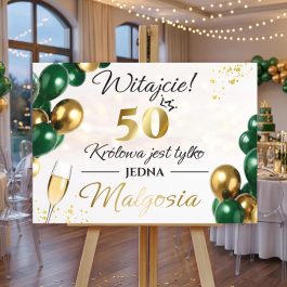 Tablica powitalna na urodziny. Personalizowany plakat powitalny na 50. urodziny Małgosi na sztaludze w udekorowanej sali, z balonami i szampanem.
