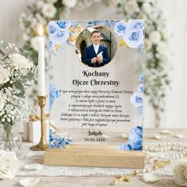 Personalizowane podziękowanie dla chrzestnych na komunię ze zdjęciem dziecka. Podziękowanie dla chrzestnych na Komunię – przezroczysta, akrylowa statuetka na drewnianej podstawce ze zdjęciem dziecka, ozdobiona motywem niebieskich, akwarelowych róż i złotym gołąbkiem.