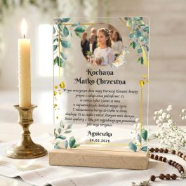 Personalizowane podziękowanie dla chrzestnych na komunię ze zdjęciem dziecka. Podziękowanie dla chrzestnych na Komunię – przezroczysta, akrylowa statuetka na drewnianej podstawce ze zdjęciem dziecka, ozdobiona motywem zielonych listków eukaliptusa.