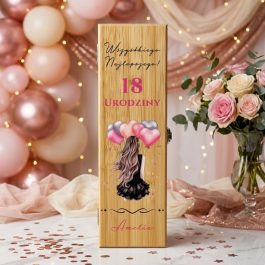 Bambusowy Zestaw Akcesoriów do Wina . Fotografia personalizowanej, bambusowej skrzynki na wino z okazji 18. urodzin dla kobiety. Na froncie widnieje kolorowy nadruk UV: ilustracja kobiety od tyłu z pękiem balonów w kształcie serc (różowych, beżowych, srebrnych), różowy napis "18 URODZINY" oraz personalizowane imię "Amelia". Widoczny jest również elegancki napis "Wszystkiego Najlepszego!" oraz metalowe, bocznie zapięcie.