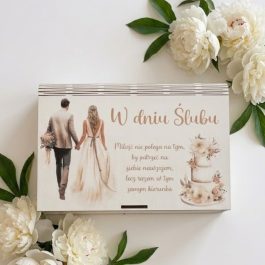 Prezent na ślub, Biała kasetka ślubna z kolorowym nadrukiem i sześcioma przegródkami wypełnionymi naturalnym sizalem oraz drewnianymi żetonami.