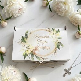 Elegancka pamiątka chrztu świętego. Luksusowe Pudełko na Pieniądze i Upominki na pamiątkę chrztu dla dziecka. Białe prostokątne pudełko na pieniądze na urodziny dla niego i dla niej z nadrukiem kwiatków i napisem Pamiątka chrztu świętego.