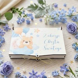 Pudełko na pieniądze. Elegancka pamiątka chrztu świętego. Luksusowe Pudełko na Pieniądze i Upominki na pamiątkę chrztu dla dziecka. Białe prostokątne pudełko na pieniądze na urodziny dla niego i dla niej z nadrukiem misia na niebieskiej chmurce.