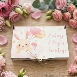 Pamiątka Chrztu dla dziewczynki. Luksusowe Pudełko na Pieniądze i Upominki na pamiątkę chrztu dla dziecka. Białe prostokątne pudełko na pieniądze na urodziny dla niego i dla niej z nadrukiem króliczka z balonikami.