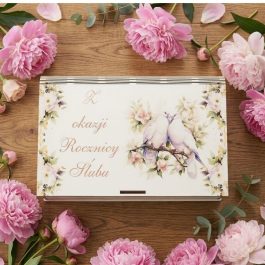 Biała drewniana kasetka na rocznicę ślubu z kolorowym nadrukiem i otwartym wieczkiem, prezentująca 6 przegródek z żetonami i naturalnym wypełnieniem.