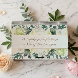 Prezent na ślub, Biała kasetka ślubna z kolorowym nadrukiem i sześcioma przegródkami wypełnionymi naturalnym sizalem oraz drewnianymi żetonami.