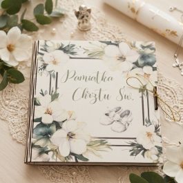 Drewniana koperta urodzinowa. Luksusowe Pudełko na Pieniądze i Upominki na pamiątkę chrztu dla dziecka. Białe kwadratowe pudełko na pieniądze na urodziny dla niego i dla niej z nadrukiem kwiatków i napisem Pamiątka chrztu świętego.