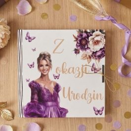 Drewniane Pudełko na Pieniądze i Upominki na Urodziny Motyw Kobiety. Białe kwadratowe pudełko na pieniądze na urodziny dla kobiety z nadrukiem kobiety w fioletowej sukience i napisem Z okazji urodzin.