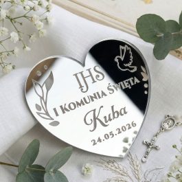Magnes na komunię, Personalizowany magnes z lustrzanej pleksi w kształcie serca z grawerem na Pierwszą Komunię Świętą – imię dziecka i data.