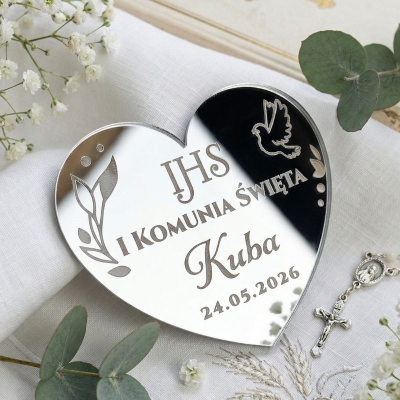 Magnes na komunię, Personalizowany magnes z lustrzanej pleksi w kształcie serca z grawerem na Pierwszą Komunię Świętą – imię dziecka i data.