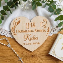 Magnes na komunię, Personalizowany drewniany magnes w kształcie serca z grawerem na Pierwszą Komunię Świętą – imię dziecka i data.