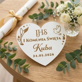 Magnes na komunię, Personalizowany drewniany magnes w kształcie serca z grawerem na Pierwszą Komunię Świętą – imię dziecka i data.