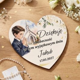 Magnes serce, Personalizowany magnes na Komunię w kształcie serca z białej płyty HDF, przedstawiający modlącego się chłopca, kościół i białe kwiaty, z napisem dziękuję oraz imieniem Jakub i datą 17.05.2027.