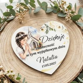 Magnes serce pamiątka Personalizowany magnes na Komunię w kształcie serca z białej płyty HDF, przedstawiający modląca się dziewczynkę, kościół i białe kwiaty, z napisem dziękuję oraz imieniem Jakub i datą 17.05.2027.