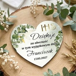 Personalizowany magnes na komunię. Magnes serce pamiątka Personalizowany magnes na Komunię w kształcie serca z białej płyty HDF, z nadrukiem zielonych gałązek eukaliptusa i złoty napis ihs, z napisem dziękuję oraz imieniem Jakub i datą 17.05.2027.