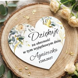 Upominki dla gości, Personalizowany magnes na komunię. Magnes serce pamiątka Personalizowany magnes na Komunię w kształcie serca z białej płyty HDF, z nadrukiem zielonych gałązek eukaliptusa i złoty napis ihs, z napisem dziękuję oraz imieniem Jakub i datą 17.05.2027.