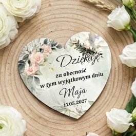 Podziękowanie na komunię. Spersonalizowany magnes komunijny w kształcie serca z białego HDF, prezentowany na naturalnym plastrze drewna w otoczeniu gałązek eukaliptusa i różańca. Na magnesie widoczny jest trwały nadruk UV: złota gołębica, kielich eucharystyczny oraz różowe kwiaty. Tekst na magnesie: "Dziękuję za obecność w tym wyjątkowym dniu, Jakub, 17.05.2027".