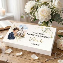 Białe drewniane pudełko na pieniądze z okazji Pierwszej Komunii Świętej dla chłopca. Na wieku personalizowany nadruk w stylu akwareli przedstawiający modlącego się chłopca, kościół oraz białe róże ze złotymi elementami. Widoczny napis: "Pamiątka I Komunii Świętej Pawła 24.05.2027". Produkt pokazany na białym tle w rzucie izometrycznym.