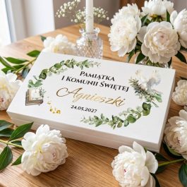 Pudełko komunijne na pieniądze z okazji Pierwszej Komunii Świętej dla dziewczynki i chłopca. Na wieku personalizowany nadruk w stylu akwareli przedstawiający zielone gałazki eukaliptusa i biblię. Widoczny napis: "Pamiątka I Komunii Świętej Pawła 24.05.2027". Produkt pokazany na białym tle w rzucie izometrycznym.