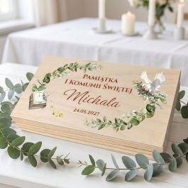 Pudełka na pieniądze komunijne na pieniądze z okazji Pierwszej Komunii Świętej dla dziewczynki i chłopca. Na wieku personalizowany nadruk w stylu akwareli przedstawiający zielone gałazki eukaliptusa i biblię. Widoczny napis: "Pamiątka I Komunii Świętej Pawła 24.05.2027". Produkt pokazany na białym tle w rzucie izometrycznym.
