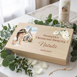 Drewniane pudełko na pieniądze z okazji Pierwszej Komunii Świętej dla dziewczynki. Na wieku personalizowany nadruk w stylu akwareli przedstawiający modlącą się dziewczynkę, kościół oraz białe róże ze złotymi elementami. Widoczny napis: "Pamiątka I Komunii Świętej Pawła 24.05.2027". Produkt pokazany na białym tle w rzucie izometrycznym.