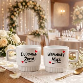 Upominek dla pary. Zestaw dwóch białych kubków ceramicznych o ryflowanej strukturze z nadrukiem Mąż i Żona, pojemność 300ml, prezent dla pary.