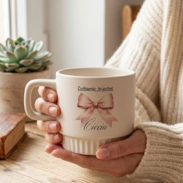 Prezent dla cioci chrzestnej. kremowy ryflowany kubek dla cioci z napisem „Cudownie, że jesteś” i różową kokardą, prezent dla cioci ze żłobka i przedszkola.