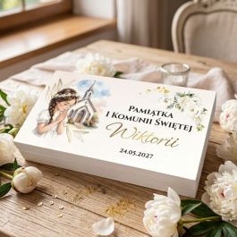 Drewniane pudełko na pieniądze z okazji Pierwszej Komunii Świętej dla dziewczynki. Na wieku personalizowany nadruk w stylu akwareli przedstawiający modlącą się dziewczynkę, kościół oraz białe róże ze złotymi elementami. Widoczny napis: "Pamiątka I Komunii Świętej Pawła 24.05.2027". Produkt pokazany na białym tle w rzucie izometrycznym.