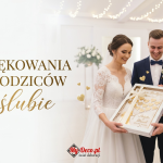 Para młoda wręcza uśmiechniętej mamie prezent w formie białej ramy wypełnionej drewnianymi serduszkami na białej wstążce. Z lewej strony znajduje się duży, elegancki napis "Podziękowania dla rodziców na ślubie" na jasnym, rozmytym tle sali weselnej. Na dole widnieje logo sklepu My-Deco.pl. Podziękowania dla rodziców na ślubie