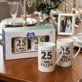 Zestaw dwóch białych ceramicznych kubków ze srebrnym napisem „25 wspaniałych lat razem” zapakowany w ozdobne pudełko prezentowe na srebrną rocznicę ślubu.