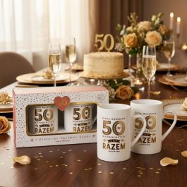 Zestaw dwóch białych ceramicznych kubków ze złotym napisem „50 lat razem” zapakowany w ozdobne pudełko prezentowe na złotą rocznicę ślubu.