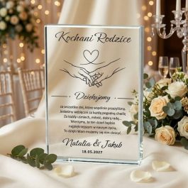 Szklana statuetka na podziękowanie ślubne dla rodziców z linearnym motywem splecionych dłoni i personalizowanym nadrukiem UV Natalia i Jakub.