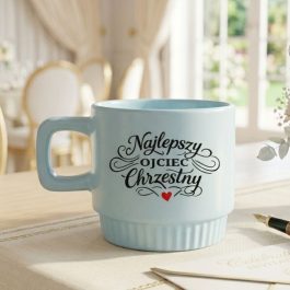Prezent dla chrzestnego, niebieski kubek ceramiczny z ozdobnym napisem Najlepszy Ojciec Chrzestny, kwadratowym uchem i ryflowaną podstawą na białym tle.