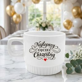 Kubek dla chrzestnego, Biały kubek ceramiczny z ozdobnym napisem Najlepszy Ojciec Chrzestny, kwadratowym uchem i ryflowaną podstawą na białym tle.