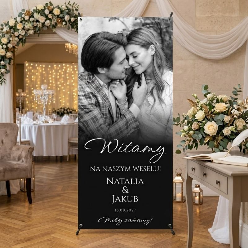 X Baner Powitalny na Ślub. Personalizowany baner ślubny ze zdjęciem pary młodej, imionami i datą ślubu jako witacz przed salę weselną.