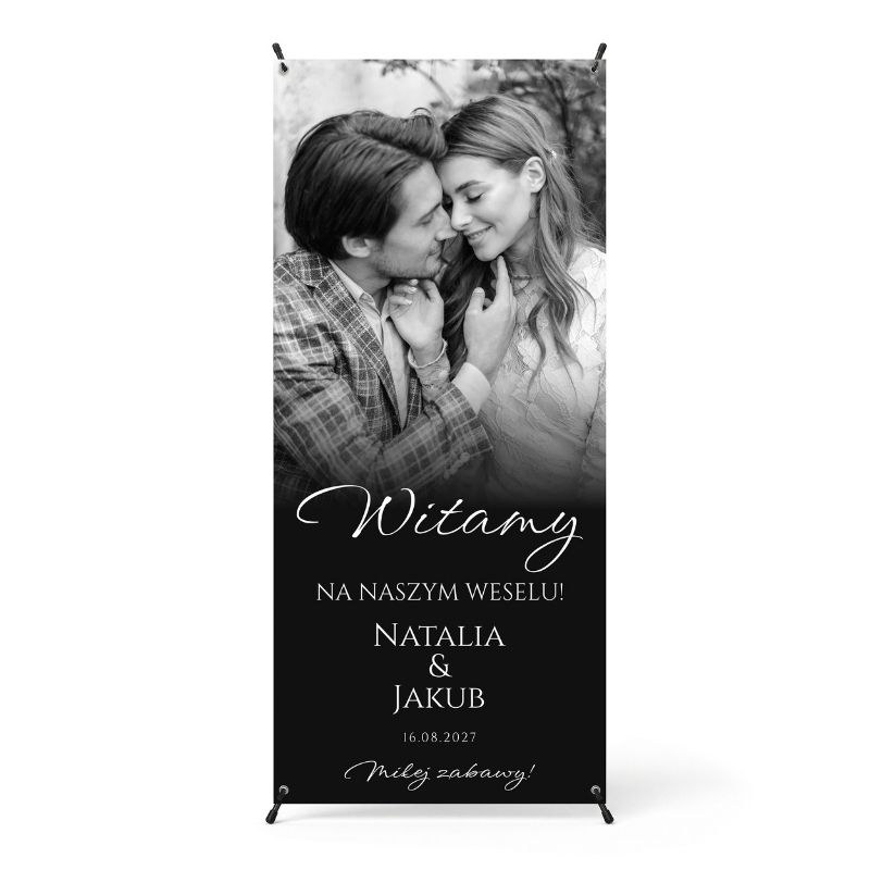 X Baner Powitalny na Ślub. Personalizowany baner ślubny ze zdjęciem pary młodej, imionami i datą ślubu jako witacz przed salę weselną.